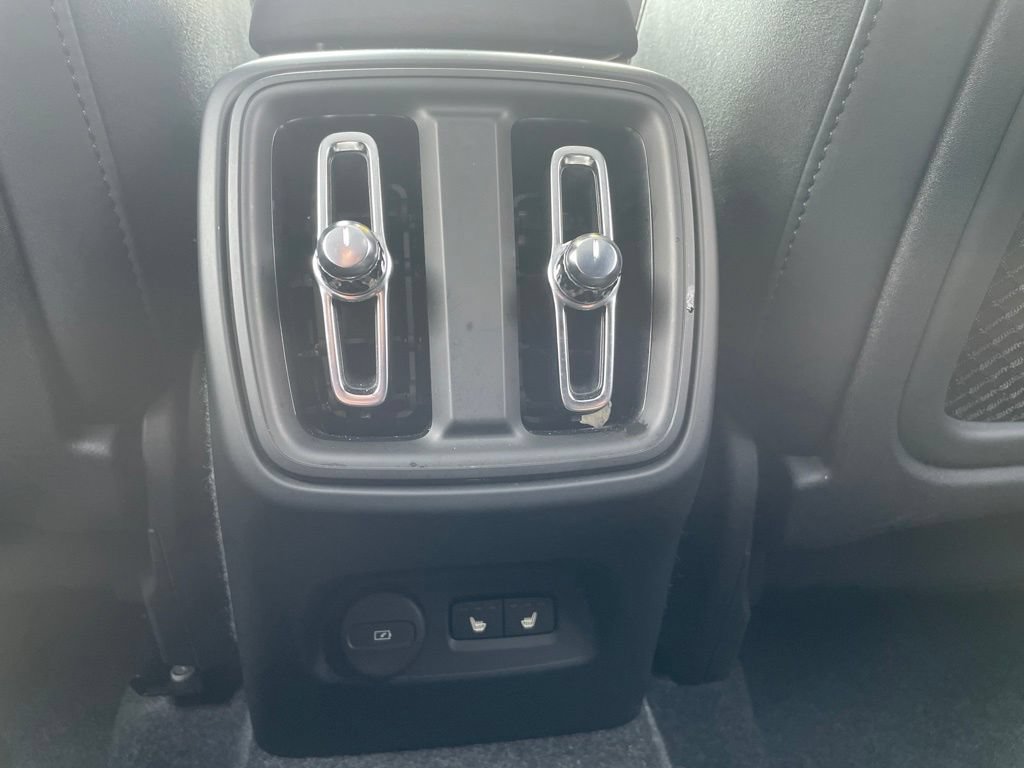 Certified 2025 Volvo XC40 B5 Plus AWD/4WD image 17
