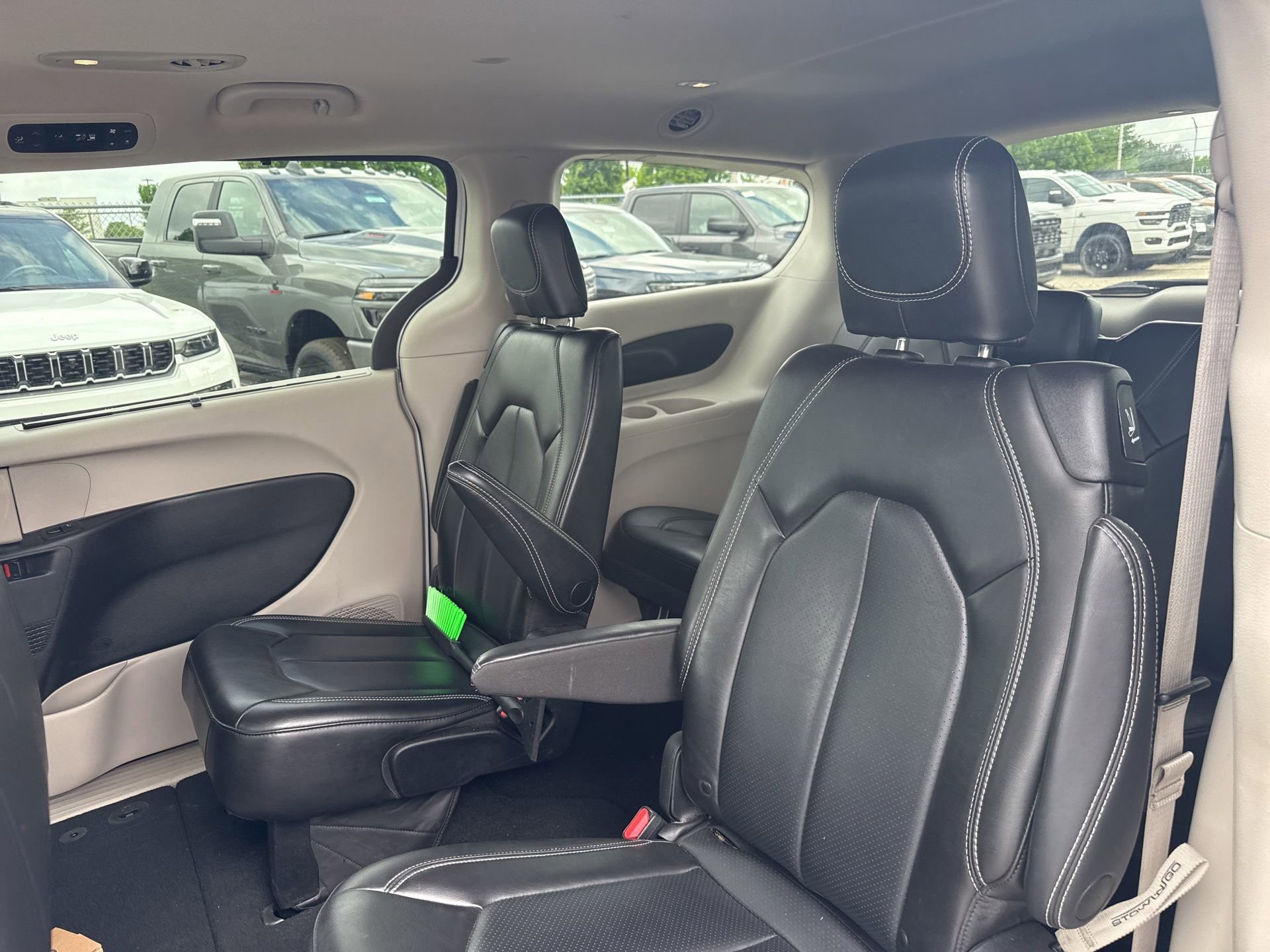 Used 2023 Chrysler Pacifica Touring-L FWD image 11