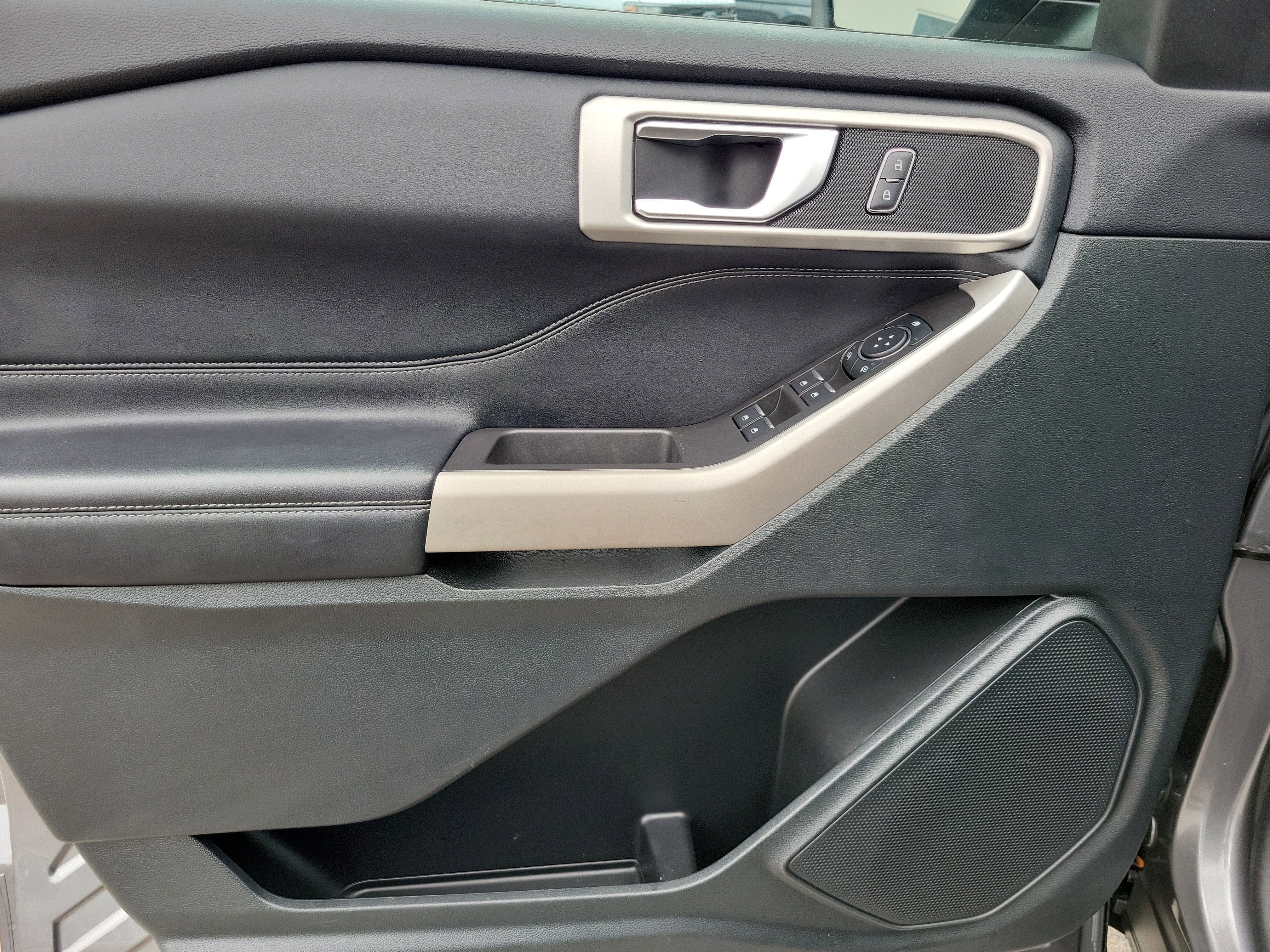 Used 2024 Ford Explorer XLT RWD image 27