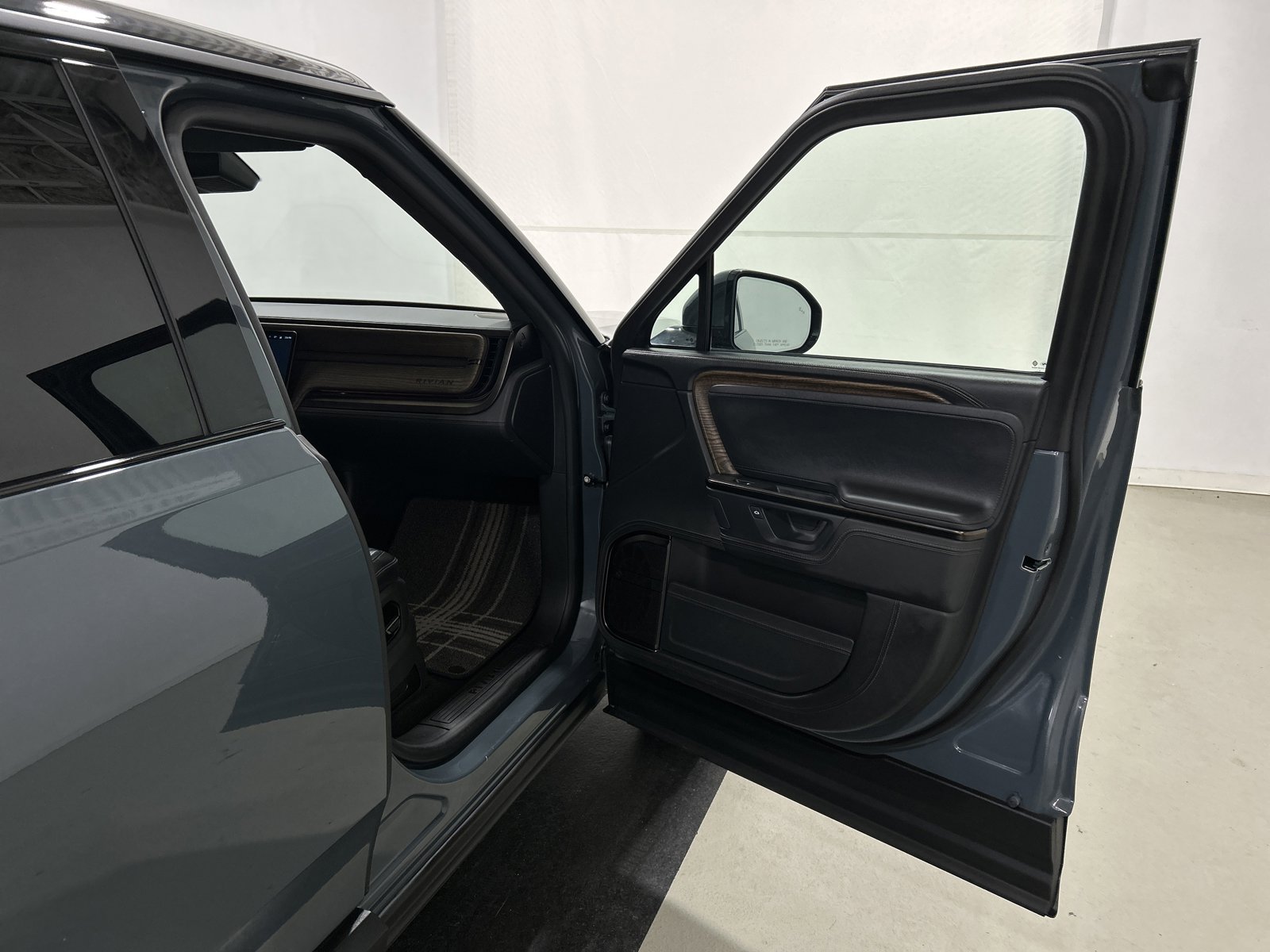 Used 2025 Rivian R1S Premium AWD/4WD image 18