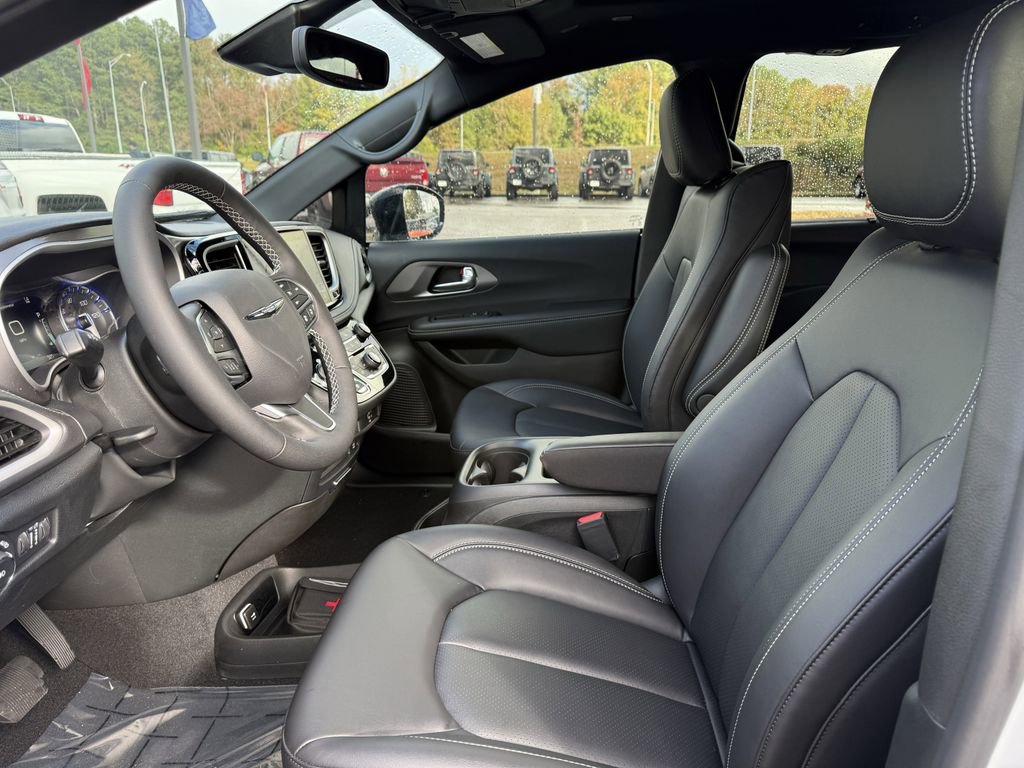 New 2026 Chrysler Pacifica Select image 12