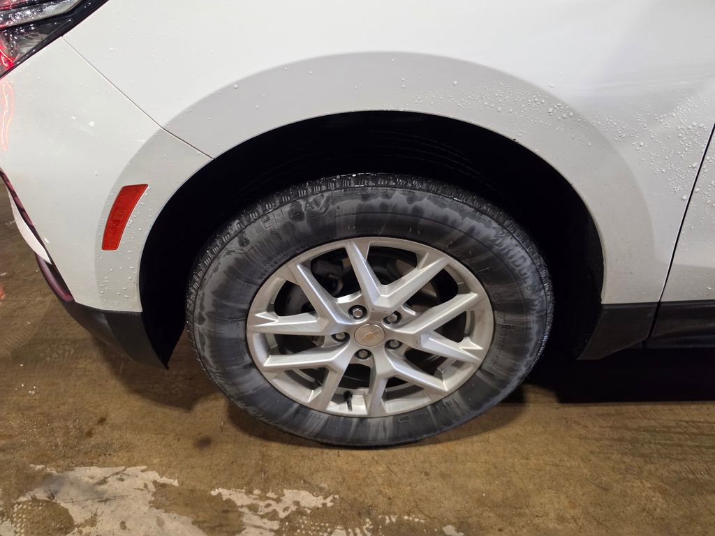 Used 2023 Chevrolet Equinox LS w/ LS Convenience Package AWD/4WD image 3