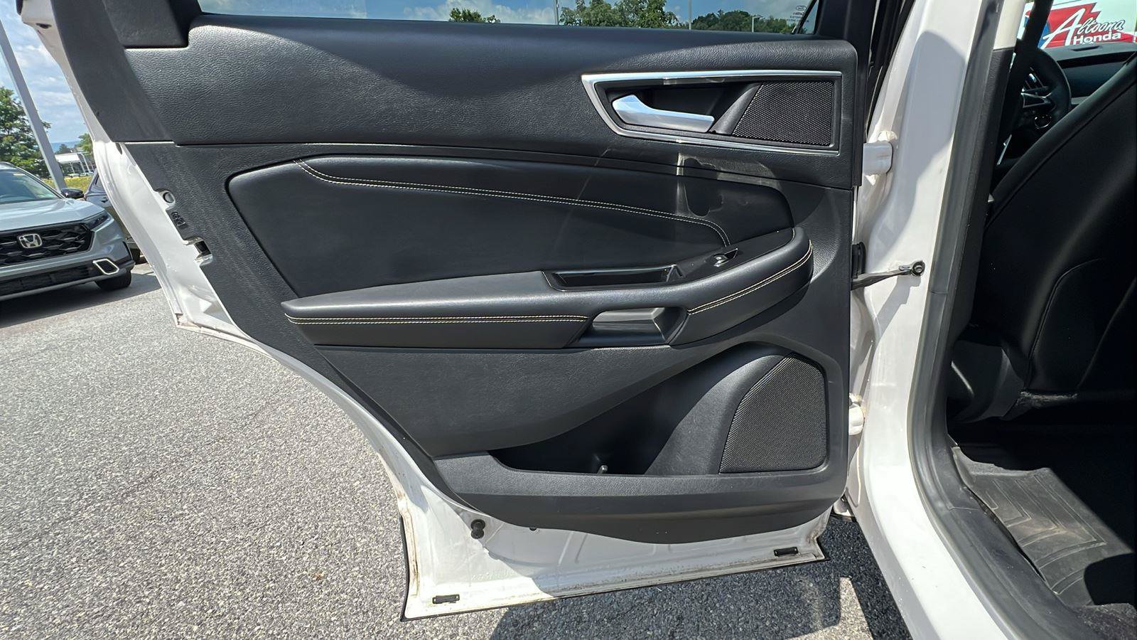 Used 2015 Ford Edge Titanium w/ Equipment Group 302A AWD/4WD image 17