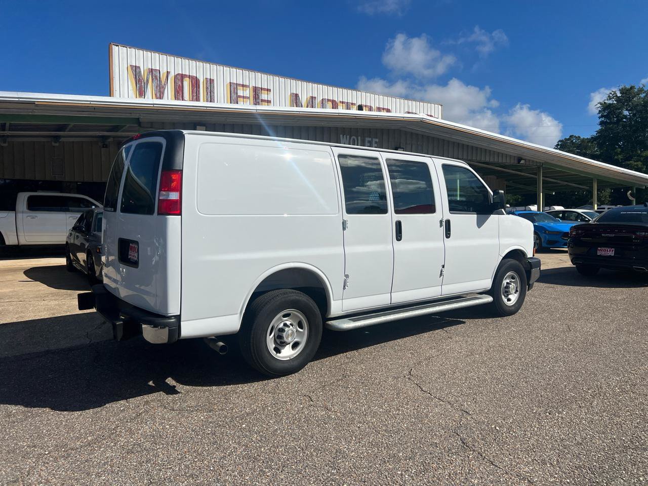 Used 2025 Chevrolet Express 2500 w/ Driver Convenience Package RWD image 5