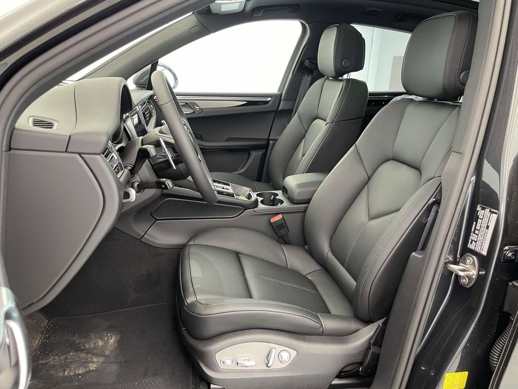 New 2026 Porsche Macan AWD/4WD image 5