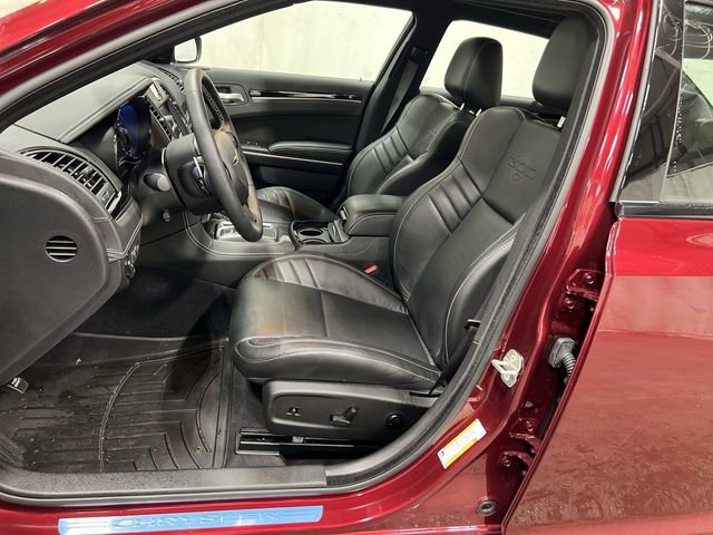 Used 2023 Chrysler 300 C image 4