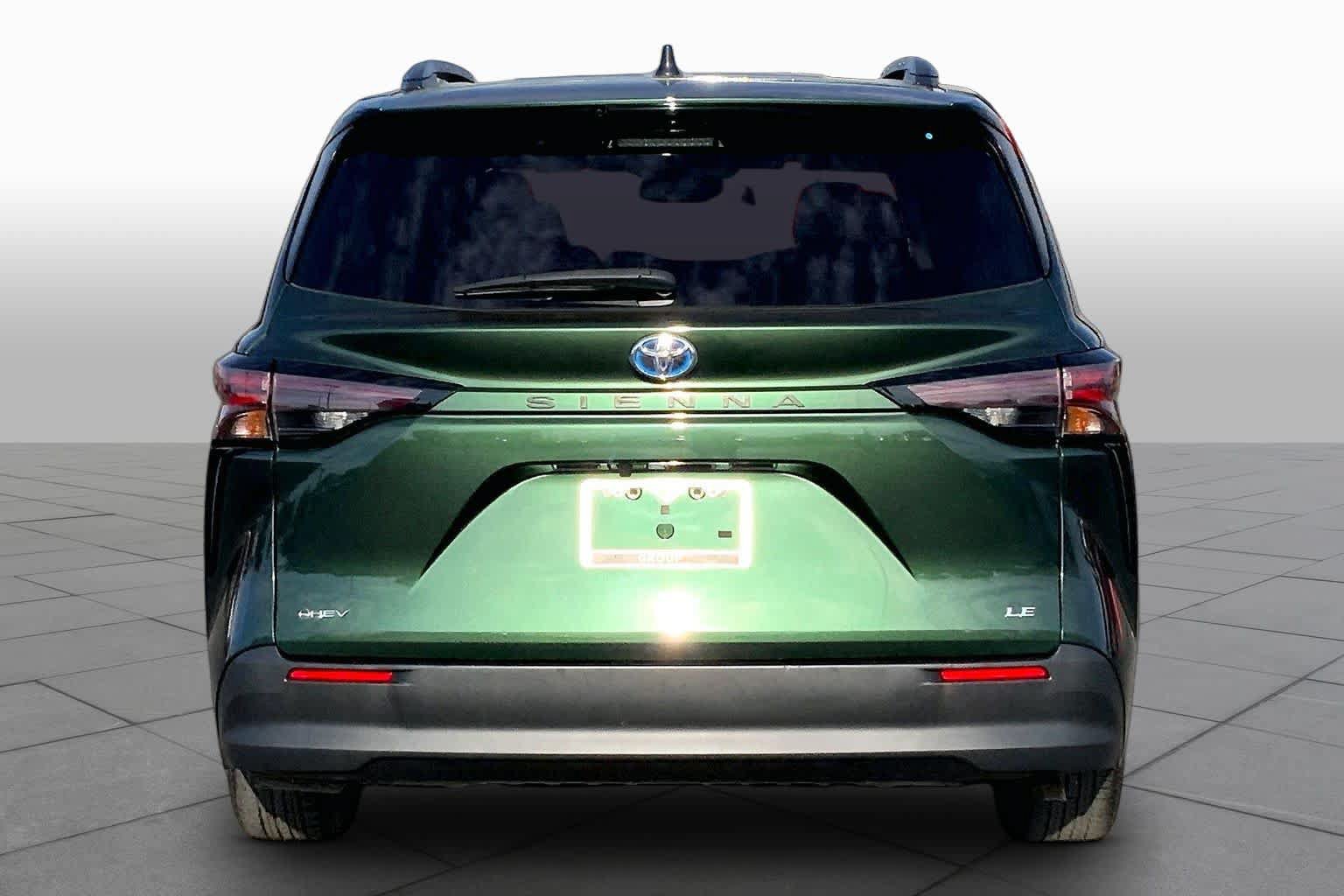 Used 2025 Toyota Sienna LE w/ LE Plus Package FWD image 5