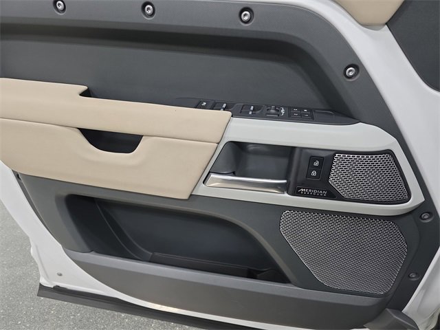 Used 2023 Land Rover Defender 130 SE image 28