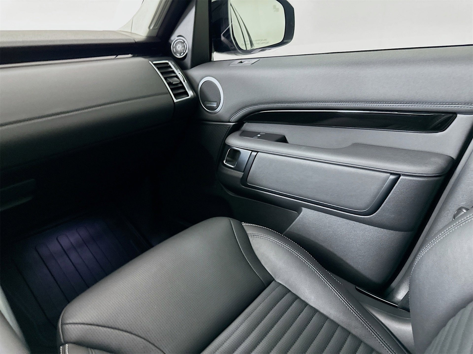 Used 2024 Land Rover Discovery S image 25