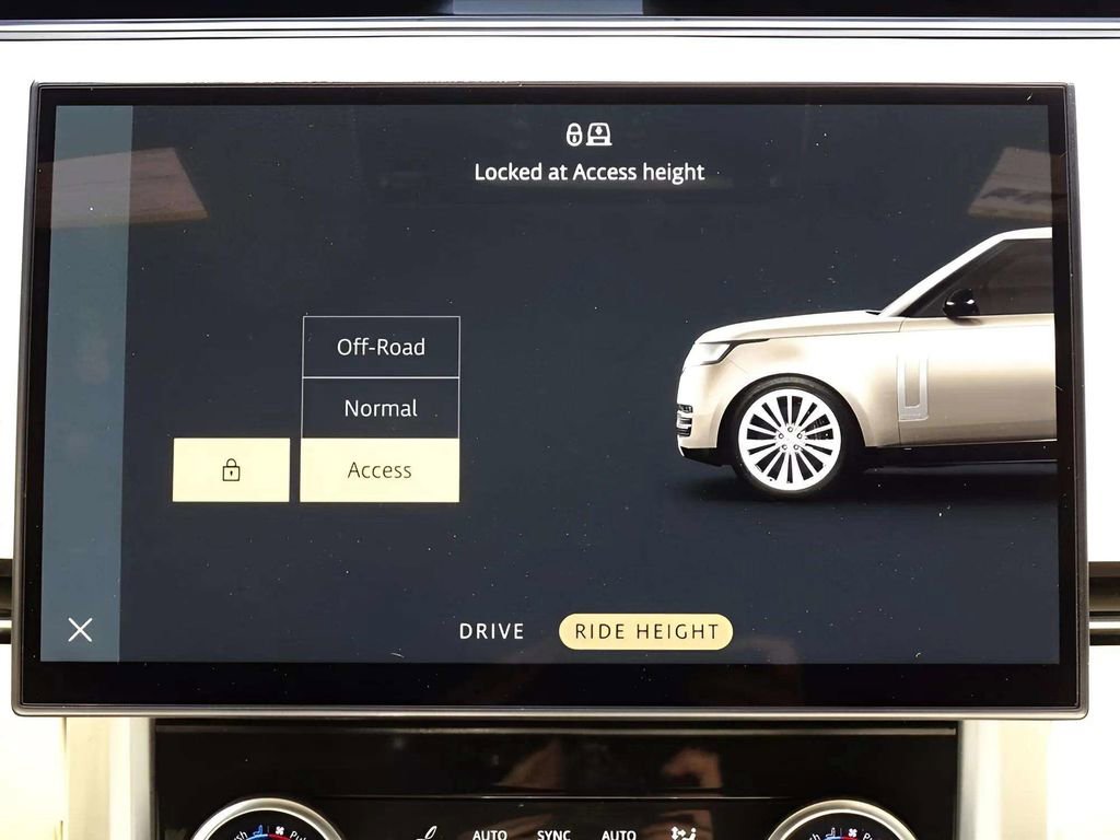 Used 2023 Land Rover Range Rover SE image 18