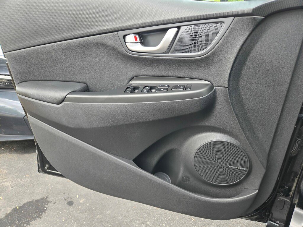 Used 2023 Hyundai Kona Limited FWD image 25