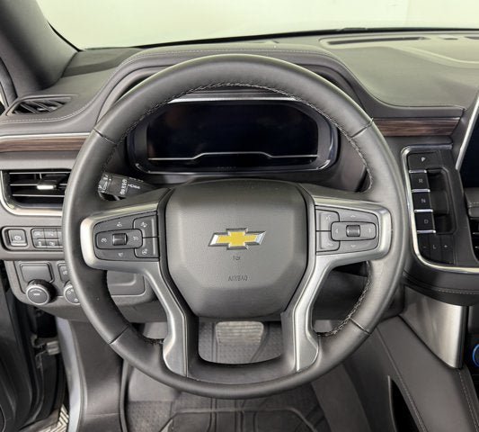Used 2024 Chevrolet Suburban LT w/ Luxury Package RWD image 11