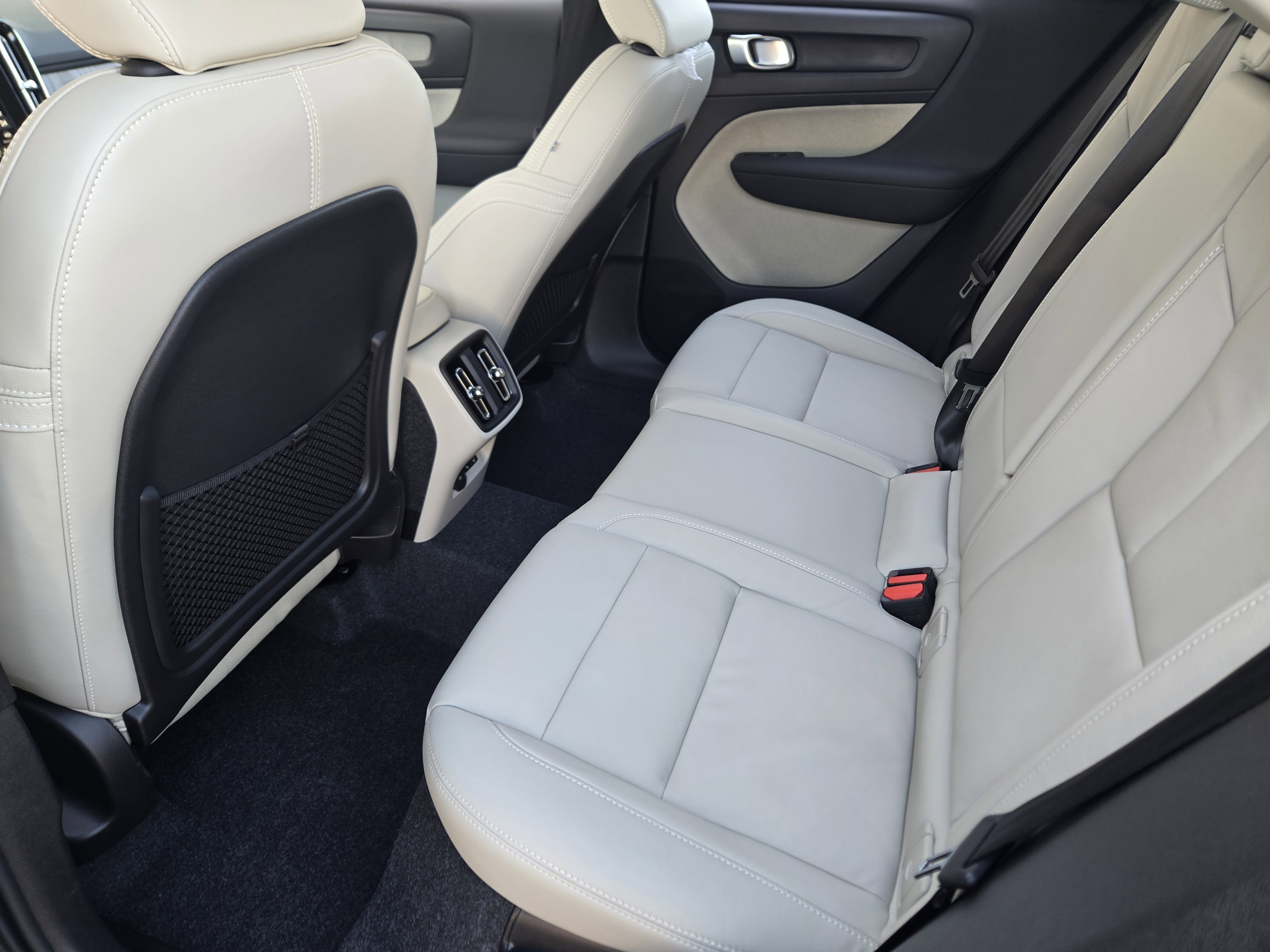 New 2026 Volvo XC40 B4 Plus w/ Protection Package Premier image 31