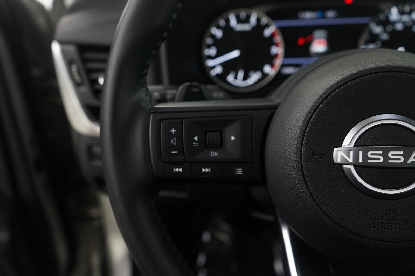 Used 2024 Nissan Rogue SV w/ SV Premium Package image 17