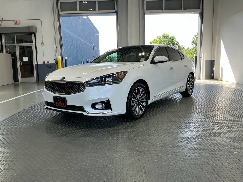 Used 2018 Kia Cadenza Premium w/ Luxury Package FWD image 2