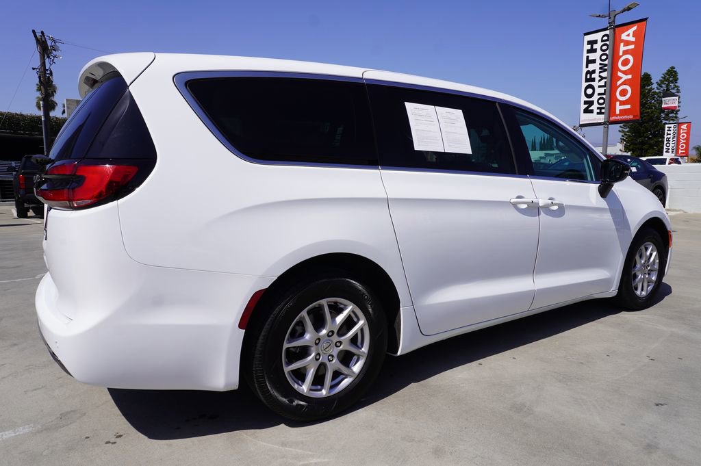 Used 2024 Chrysler Pacifica Touring-L FWD image 7