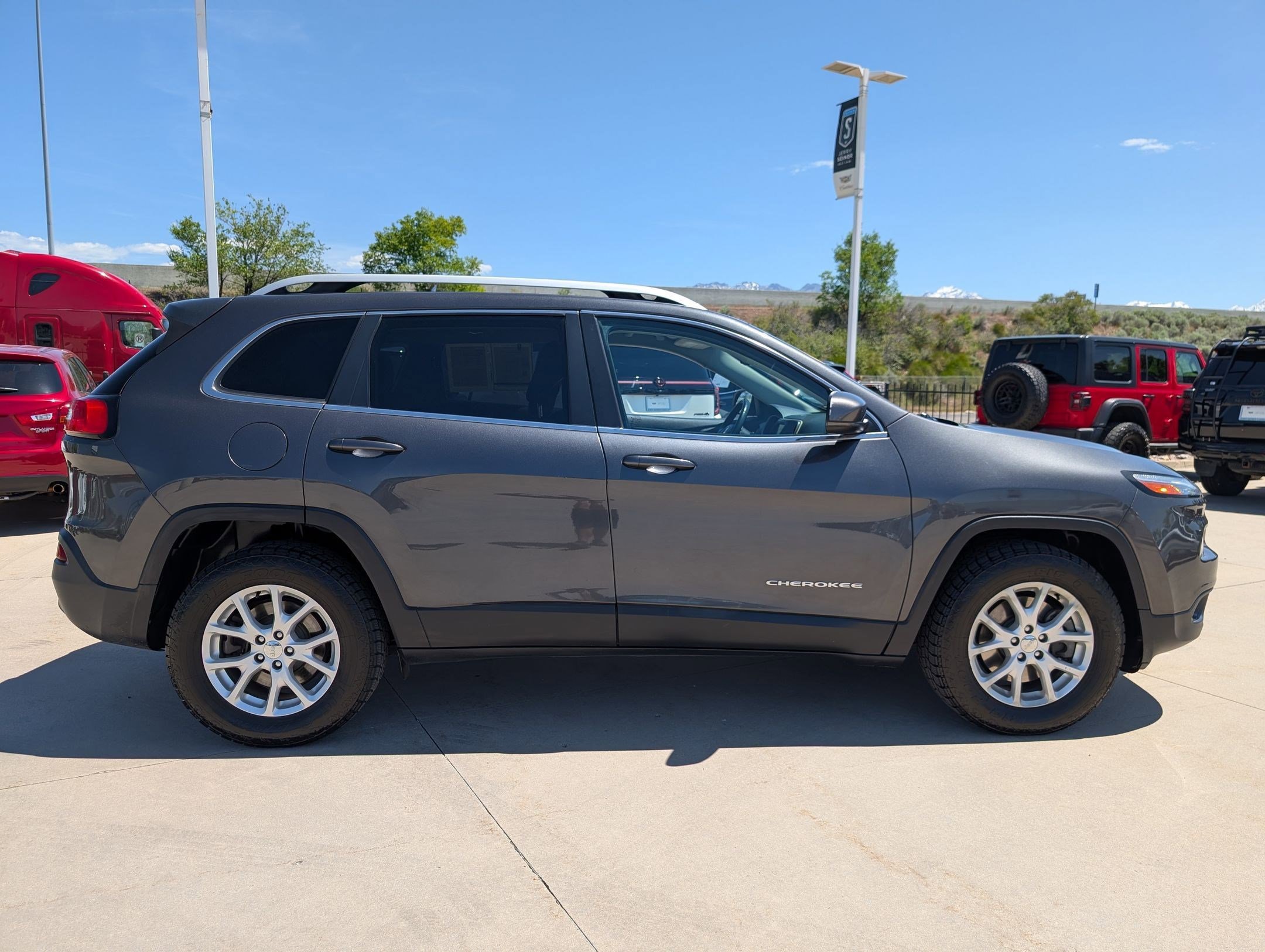 Used 2017 Jeep Cherokee Latitude w/ Safety/Convenience Group AWD/4WD image 6