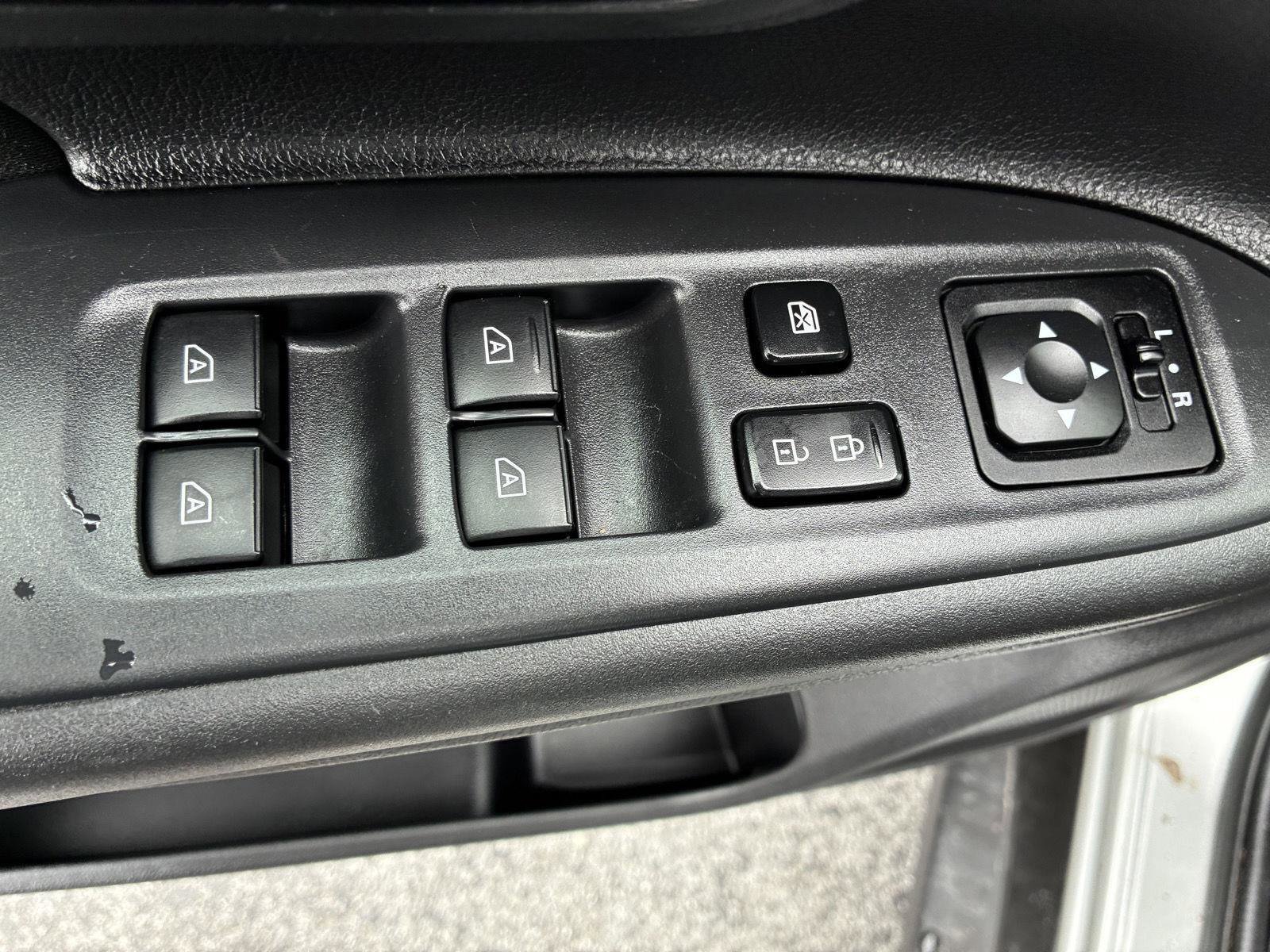 Used 2020 Mitsubishi Outlander SE image 17