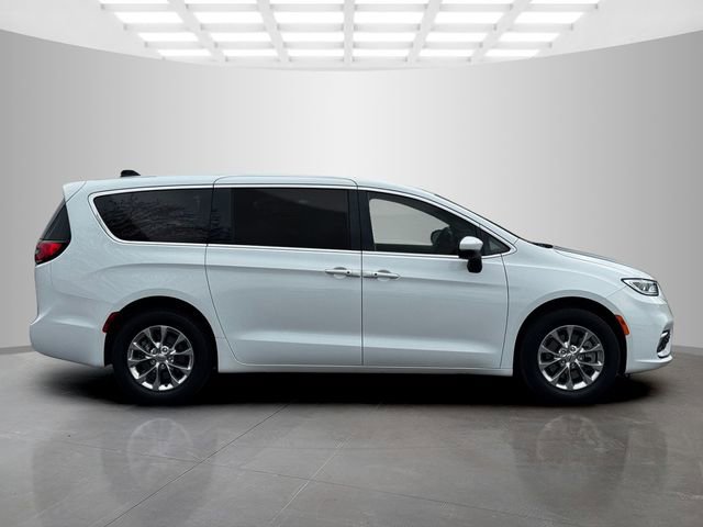 Certified 2023 Chrysler Pacifica Touring-L image 8