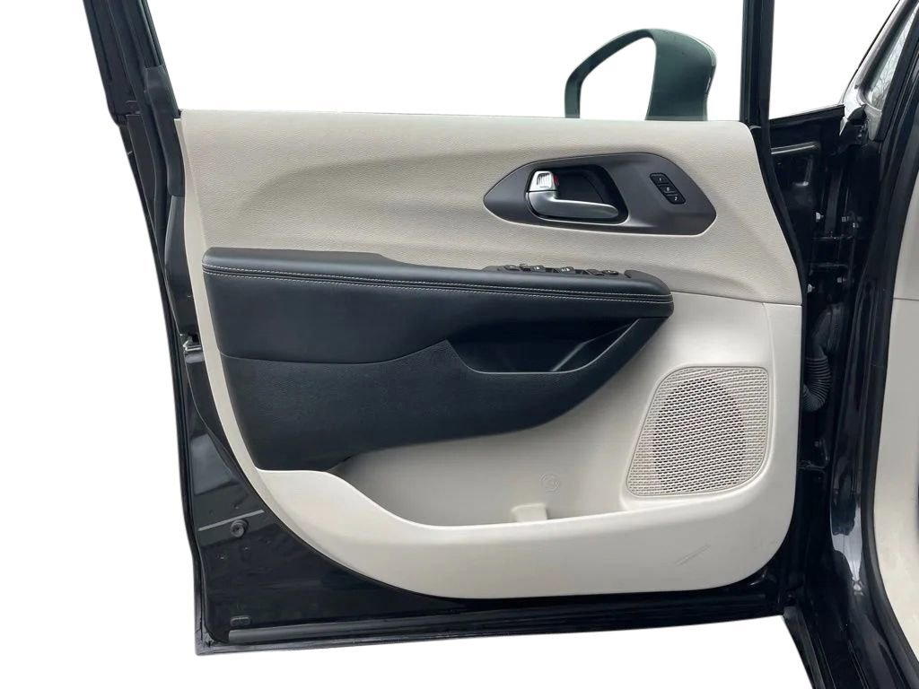 Used 2023 Chrysler Pacifica Touring-L image 11