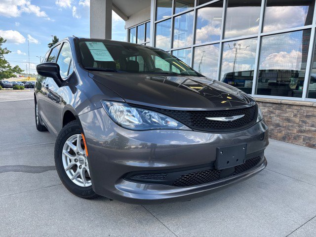 Used 2023 Chrysler Voyager LX FWD image 1