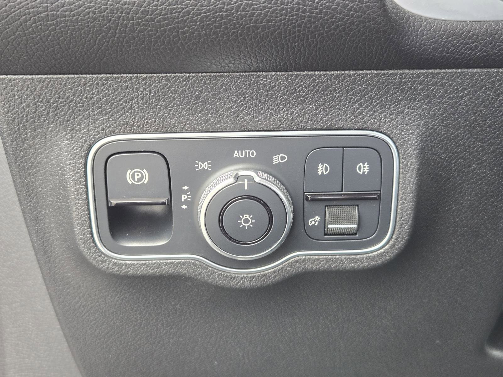 Used 2022 Mercedes-Benz GLB 250 4MATIC w/ Premium Package Lite image 18