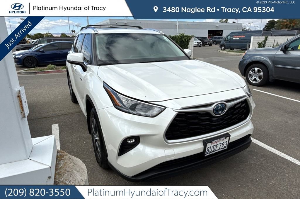 Used 2021 Toyota Highlander XLE AWD/4WD image 1