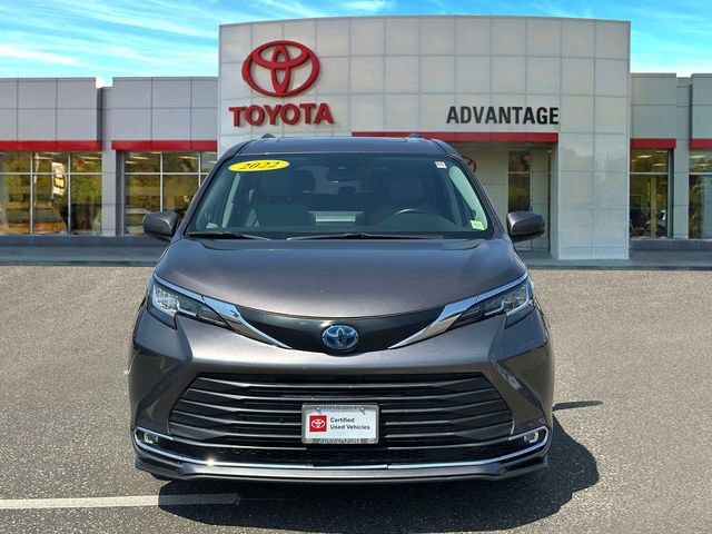 Used 2022 Toyota Sienna XLE w/ XLE Plus Package FWD image 2