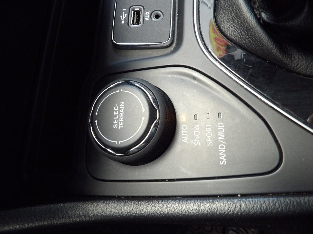 Used 2020 Jeep Cherokee Latitude Plus image 32