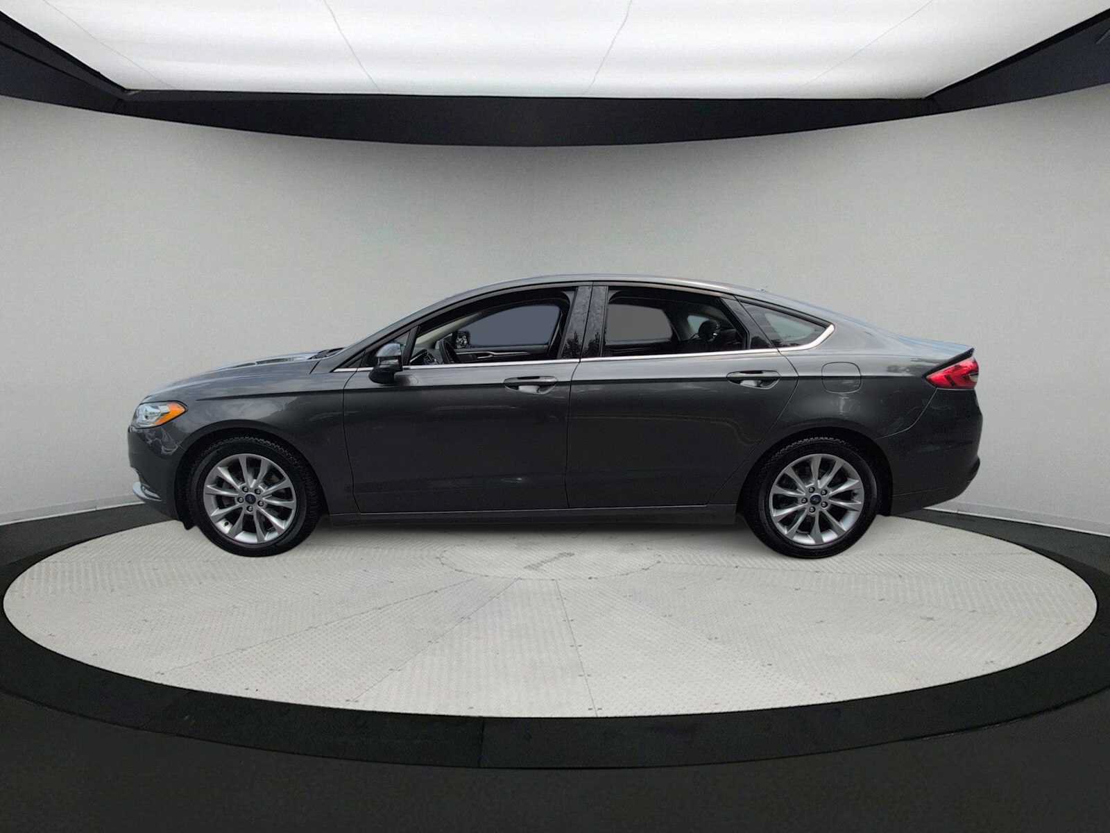 Used 2017 Ford Fusion SE FWD image 5