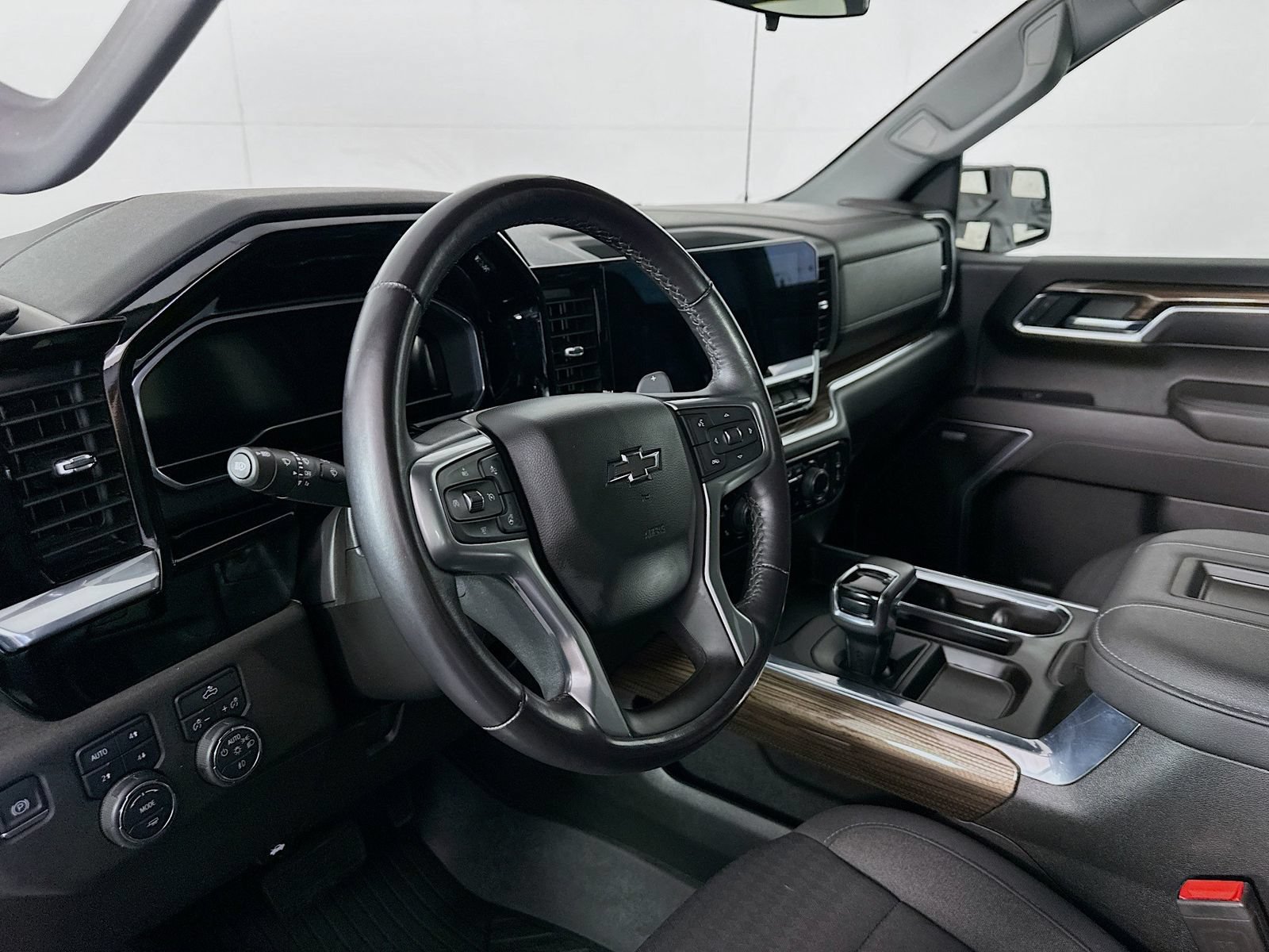 Used 2022 Chevrolet Silverado 1500 RST w/ Convenience Package II AWD/4WD image 9