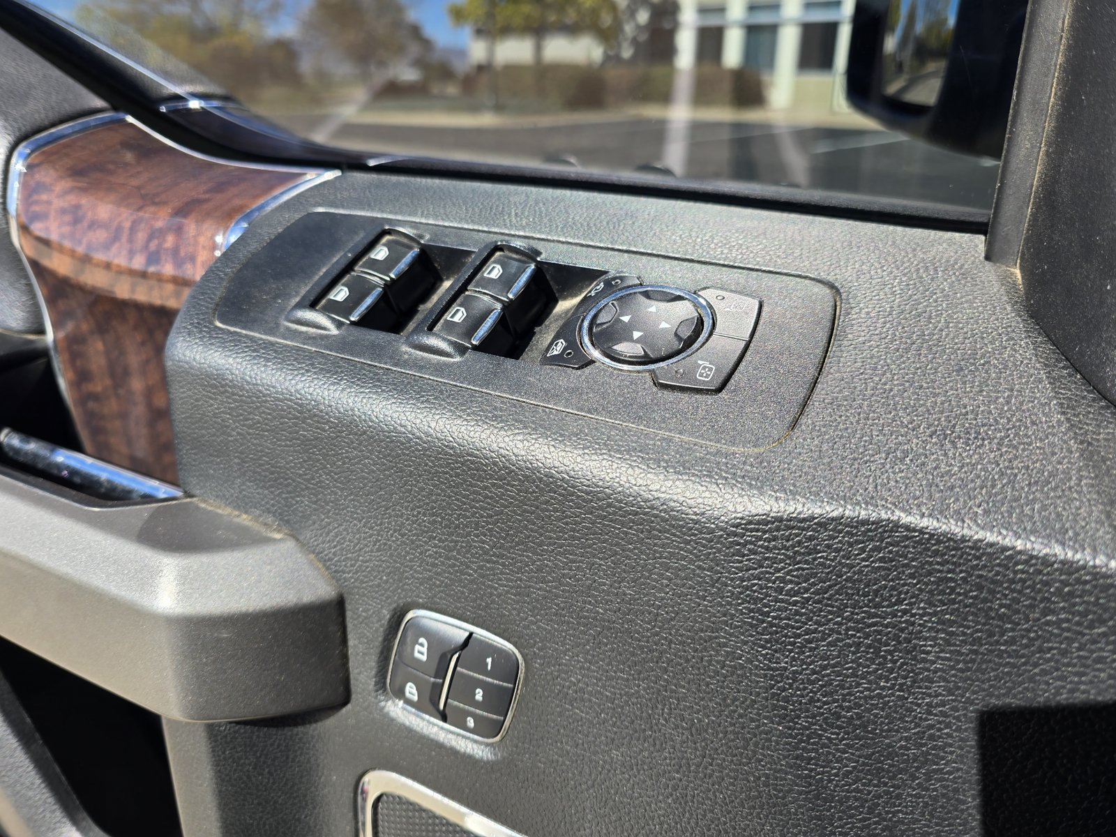 Used 2015 Ford F150 Platinum w/ Equipment Group 701A Luxury AWD/4WD image 18