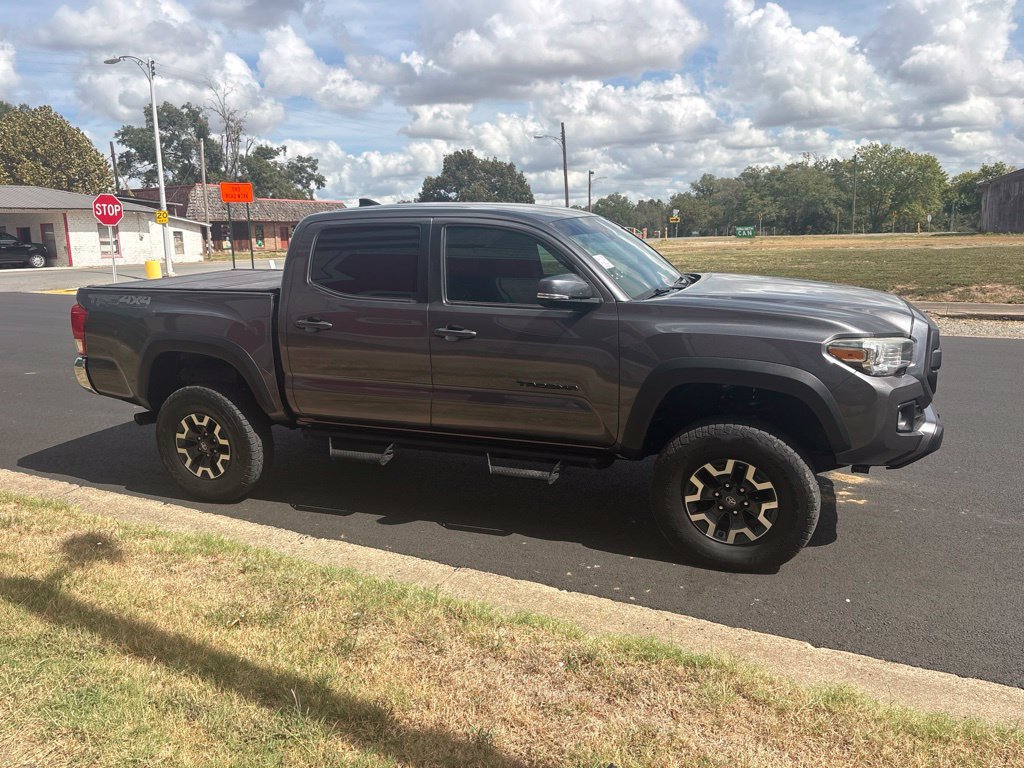 Used 2019 Toyota Tacoma TRD Off-Road AWD/4WD image 9