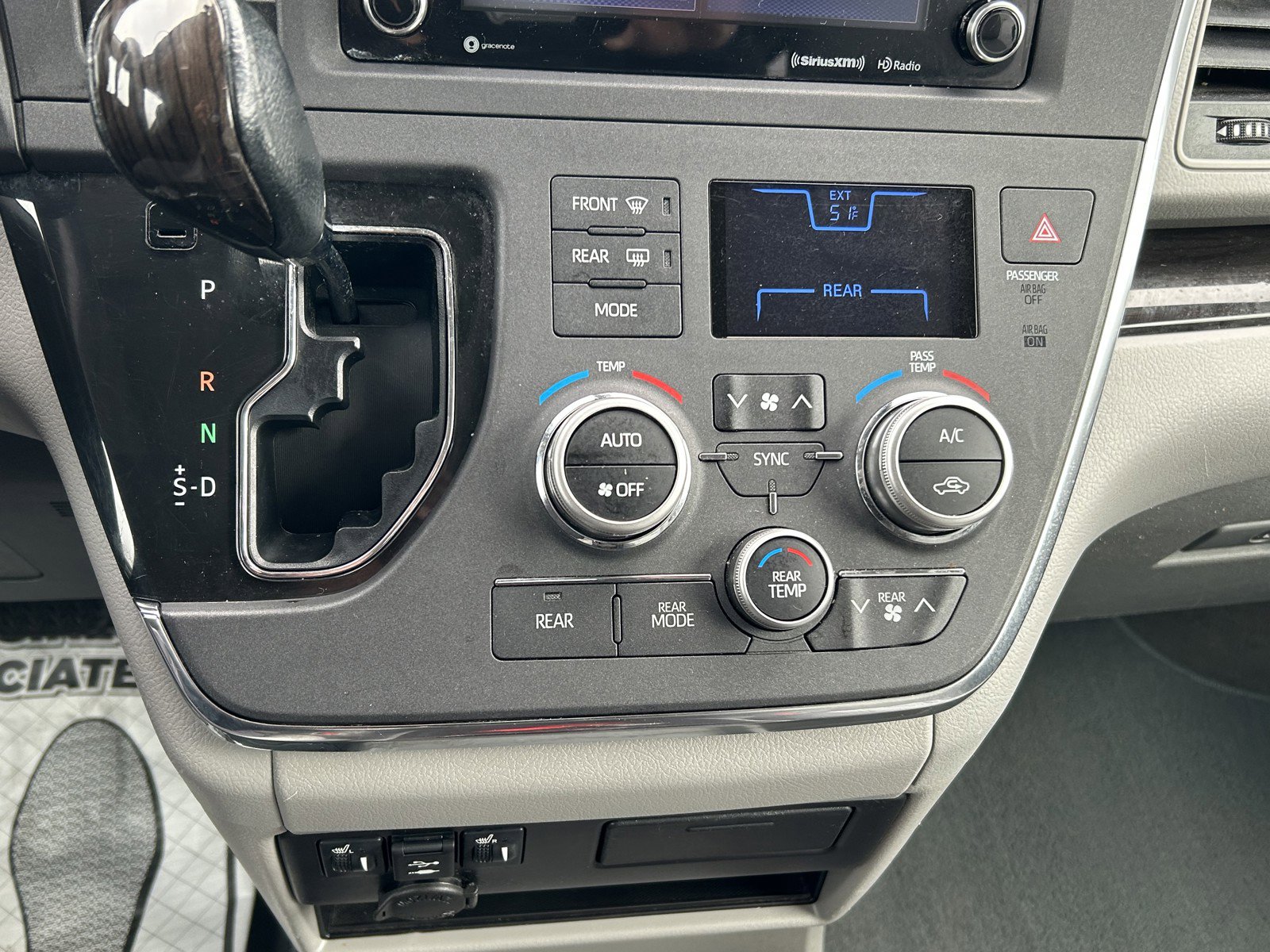 Used 2018 Toyota Sienna XLE w/ Carpet Mat Package image 33