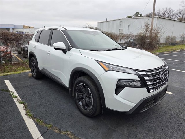 Used 2025 Nissan Rogue SV image 3