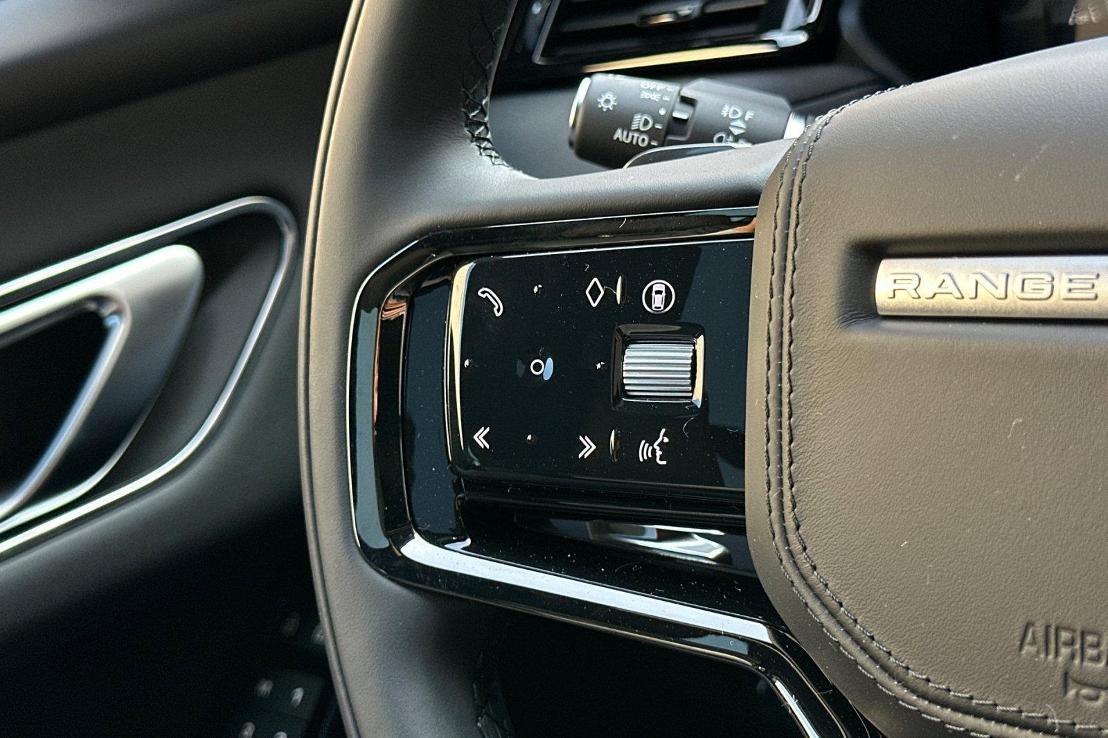 New 2026 Land Rover Range Rover Velar Dynamic SE image 28