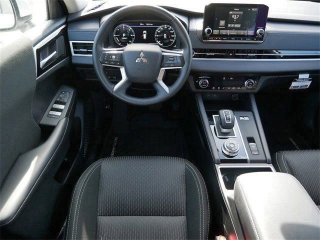 Used 2025 Mitsubishi Outlander ES image 10
