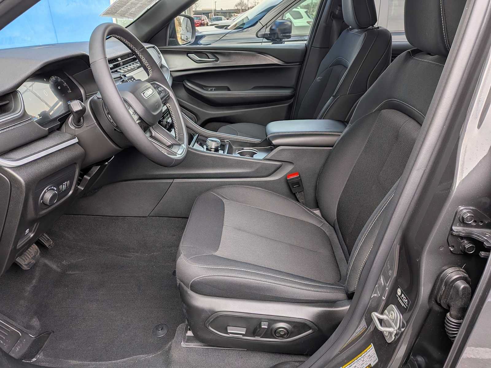 Used 2025 Jeep Grand Cherokee Laredo X w/ Luxury Tech Group I AWD/4WD image 15