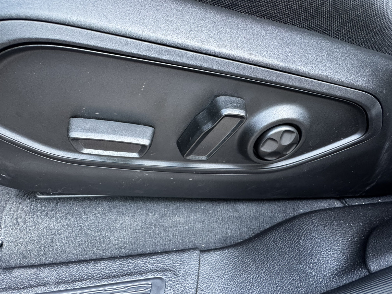 Used 2025 Jeep Grand Cherokee Laredo RWD image 10