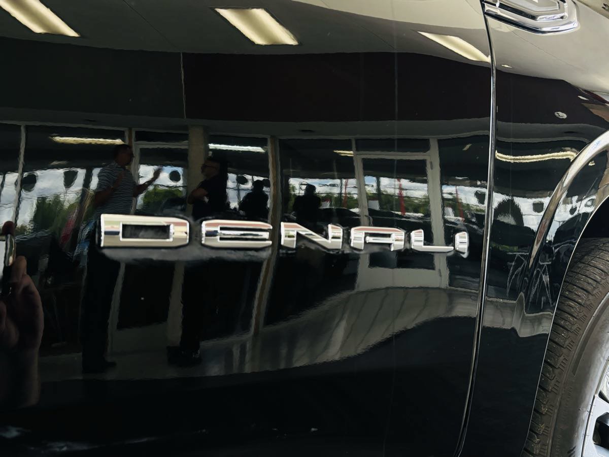 Used 2023 GMC Yukon Denali Ultimate AWD/4WD image 3