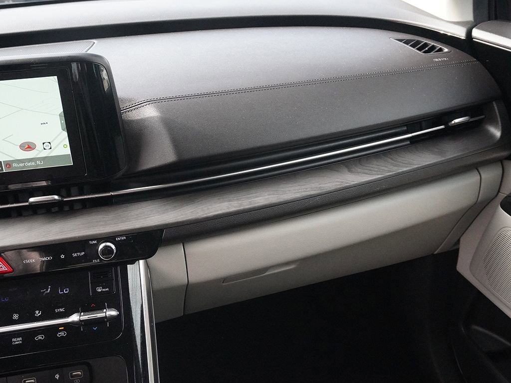 Used 2024 Kia Carnival EX image 24