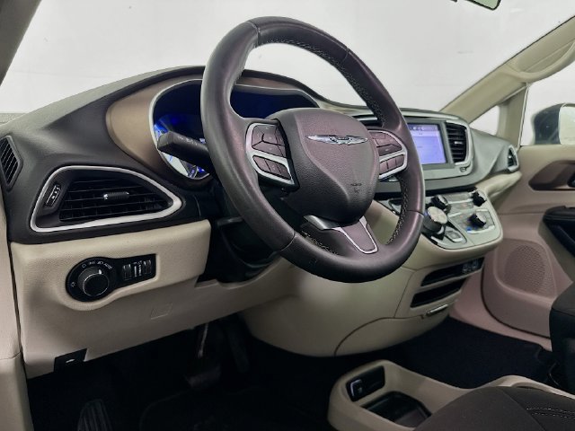 Used 2022 Chrysler Voyager LX FWD image 20