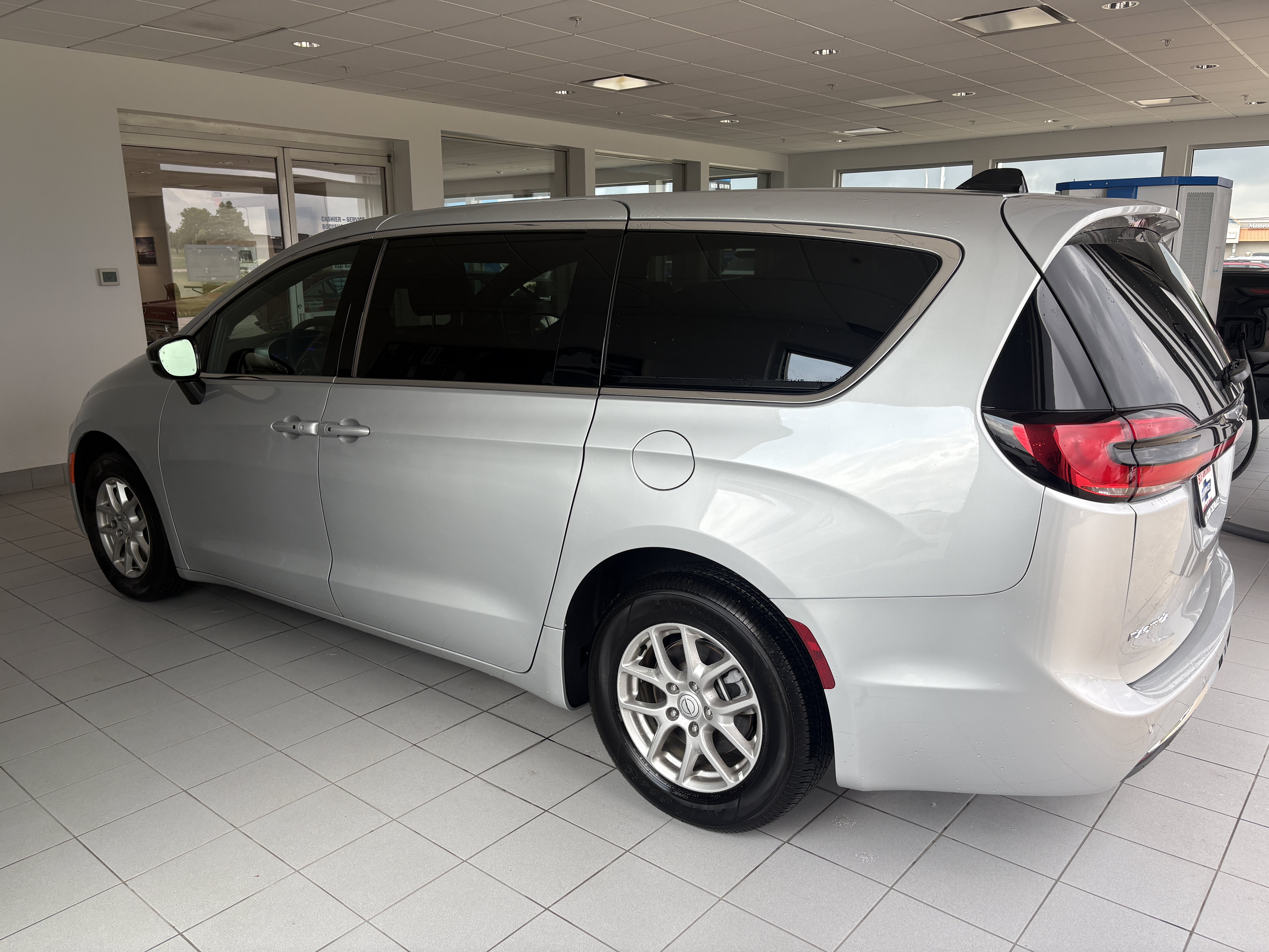 Used 2026 Chrysler Pacifica Select FWD image 6
