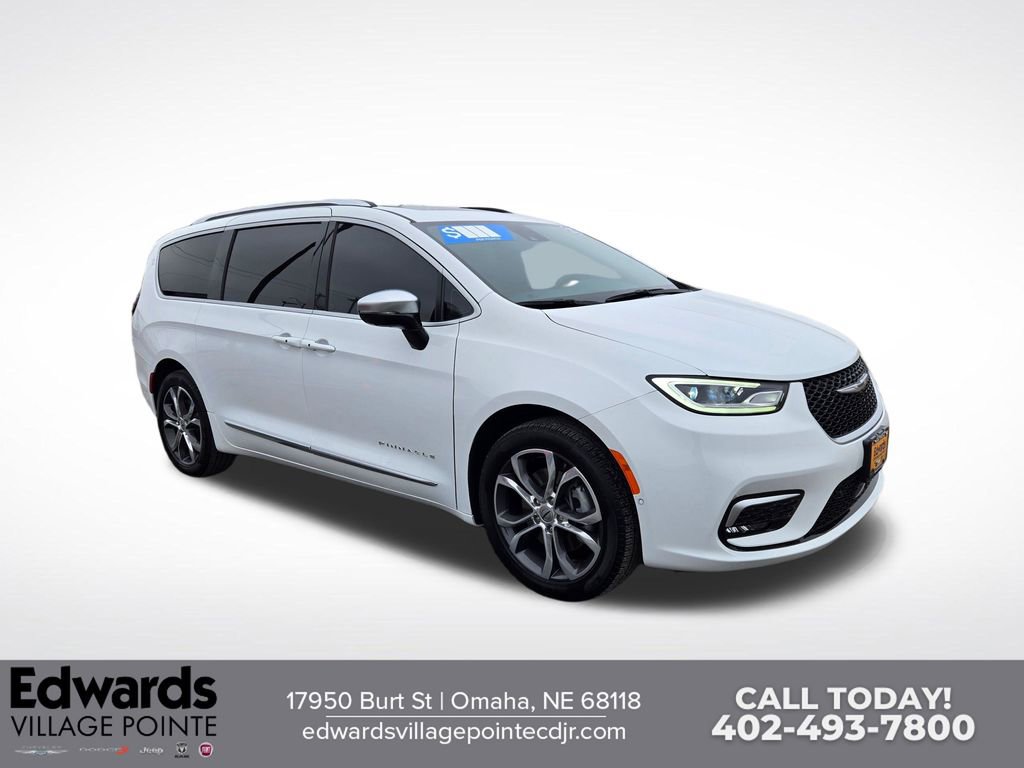 Used 2025 Chrysler Pacifica Pinnacle image 1