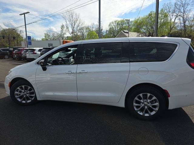 Used 2025 Chrysler Pacifica Select w/ Uconnect Theater Family Group image 18