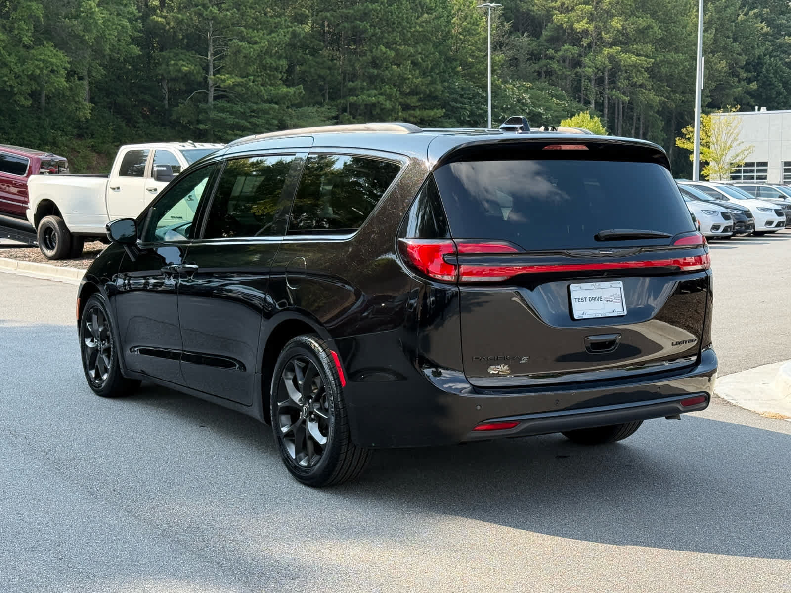 Used 2025 Chrysler Pacifica Limited FWD image 3