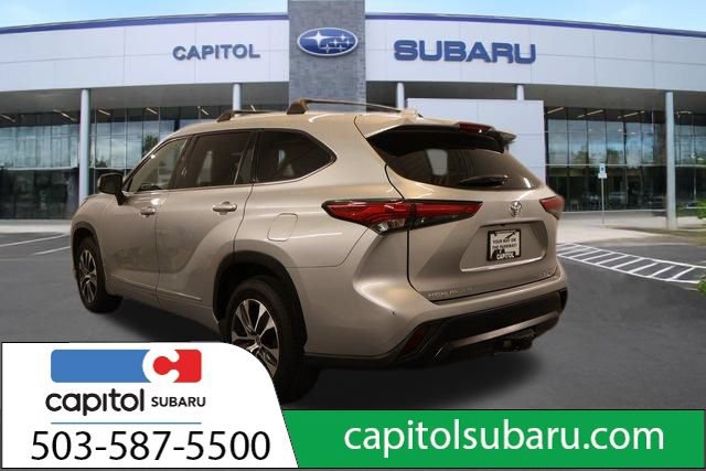 Used 2022 Toyota Highlander XLE AWD/4WD image 6