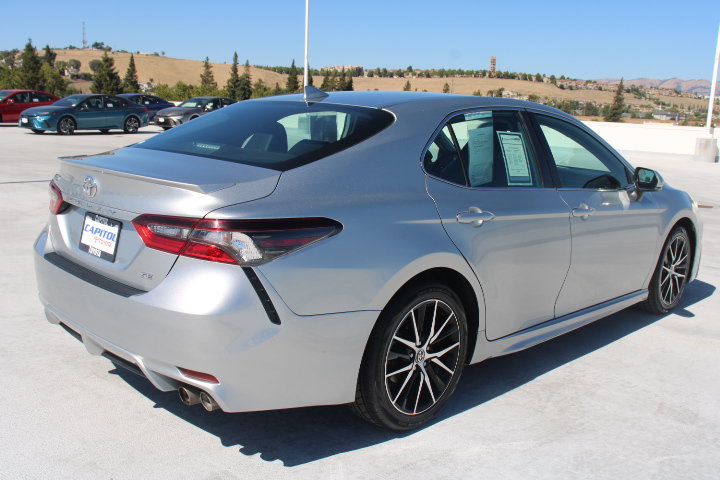 Used 2023 Toyota Camry SE FWD image 3