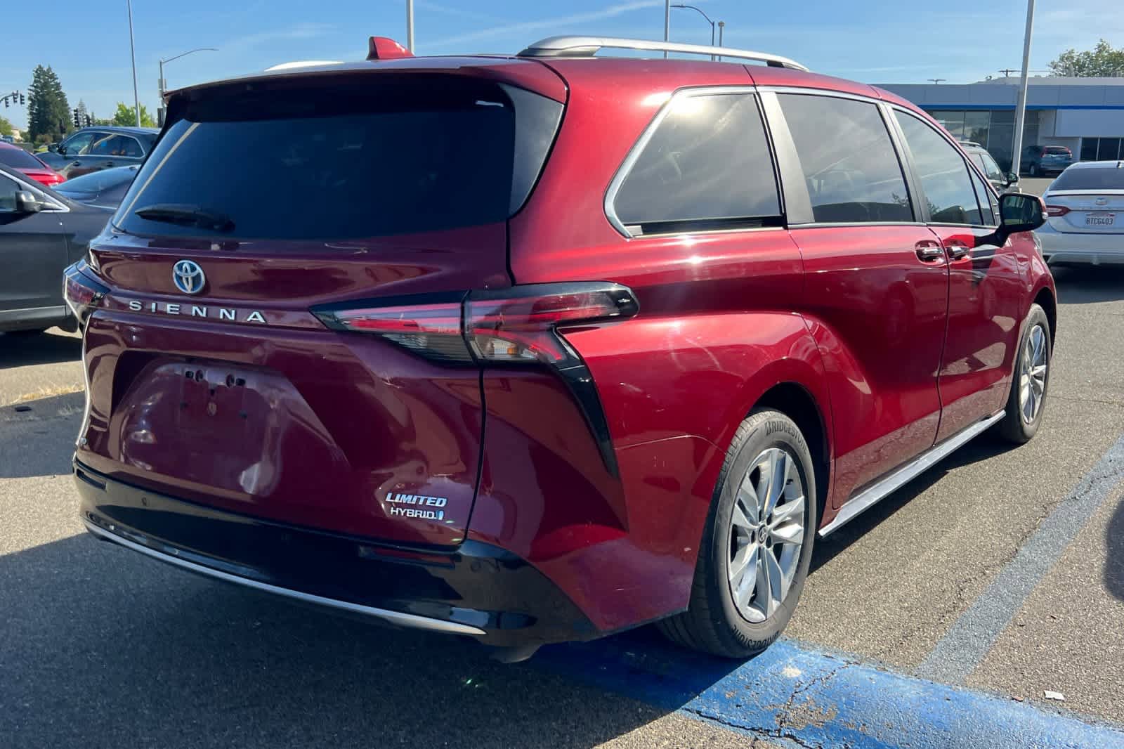 Used 2024 Toyota Sienna Limited AWD/4WD image 4