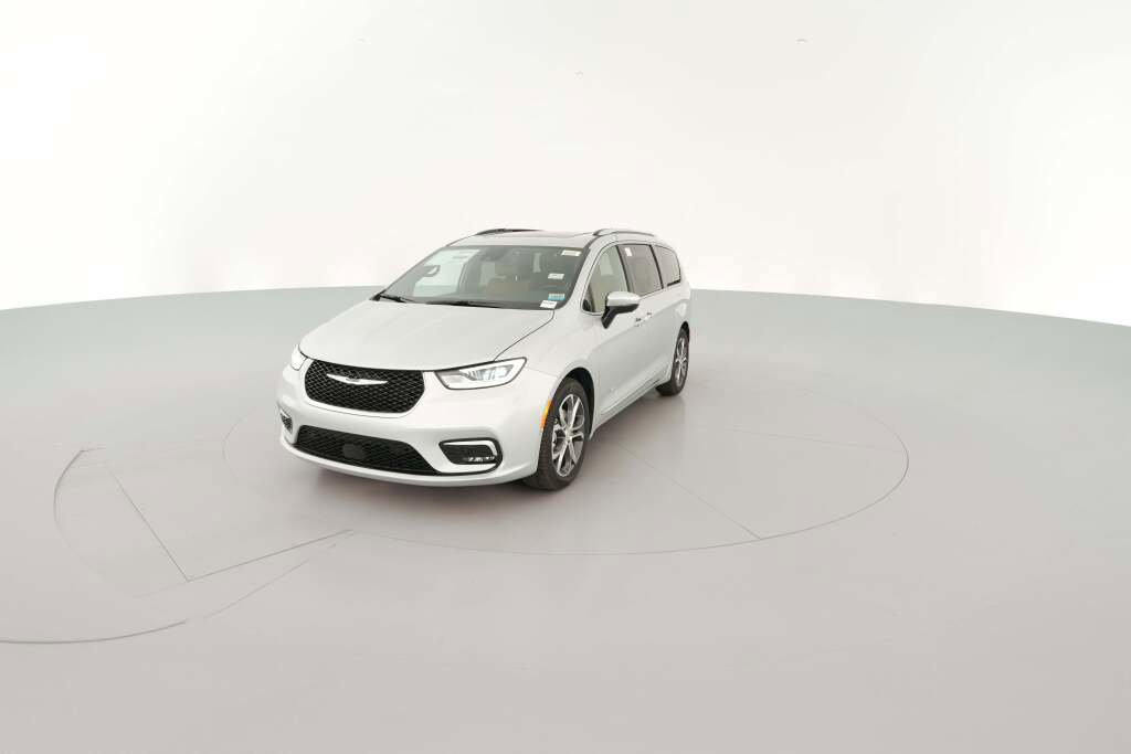 New 2026 Chrysler Pacifica Pinnacle image 3